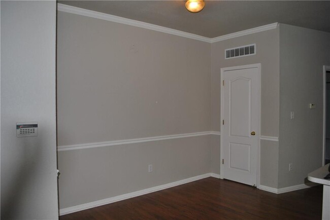 Building Photo - 12926 University Crescent