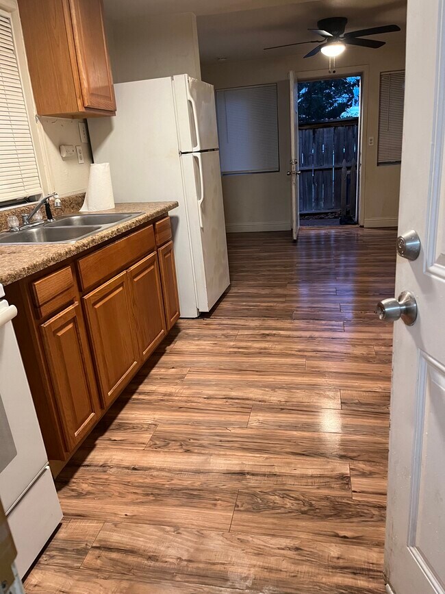 Comes with fridge - 11638 Andrews St