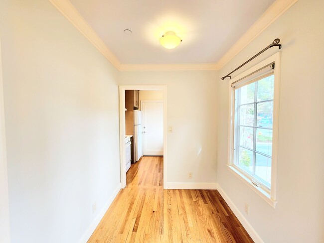Building Photo - Amazing 1 bedroom with private backyard an...