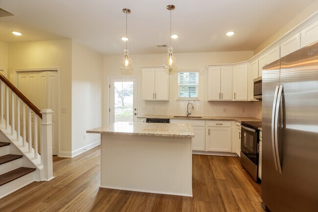 Building Photo - 3 Bedroom in Hanahan, SC