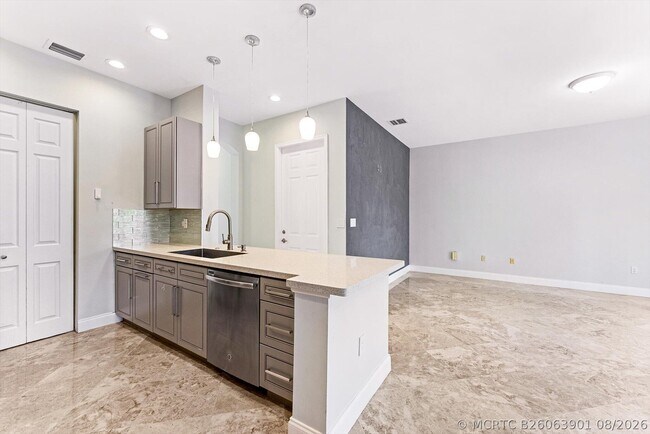Building Photo - 6884 Julia Gardens Dr