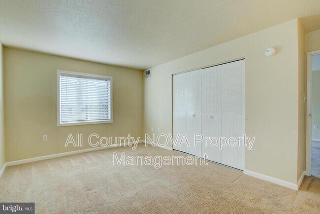 Building Photo - 613 Center St