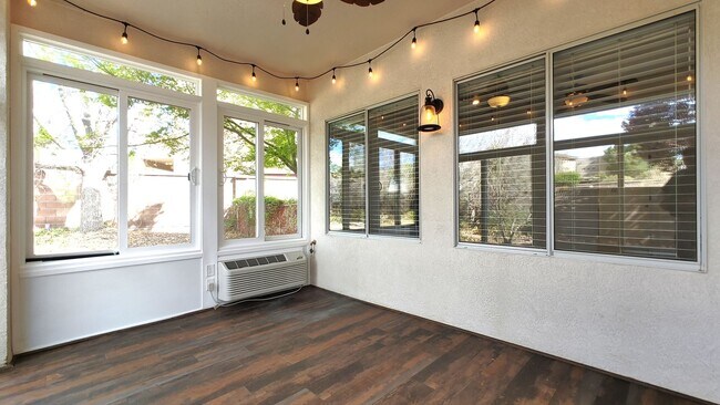 Building Photo - Beautiful 4 Bedroom 2.5 Bathroom House Located In The NE!