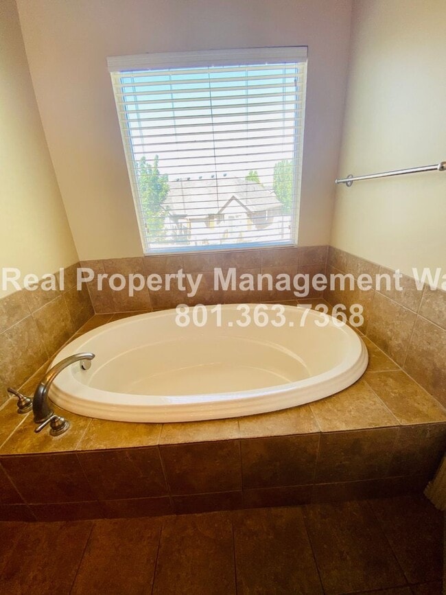 Building Photo - 5 Bedroom 3 Bathroom Riverton Home!