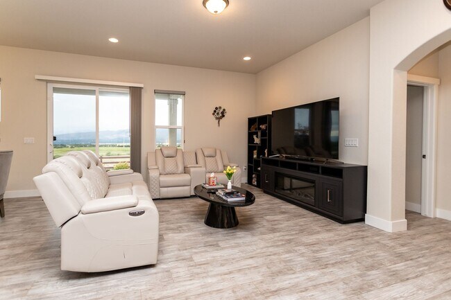 Building Photo - Experience the Perfect Blend of Nature and Luxury!!!