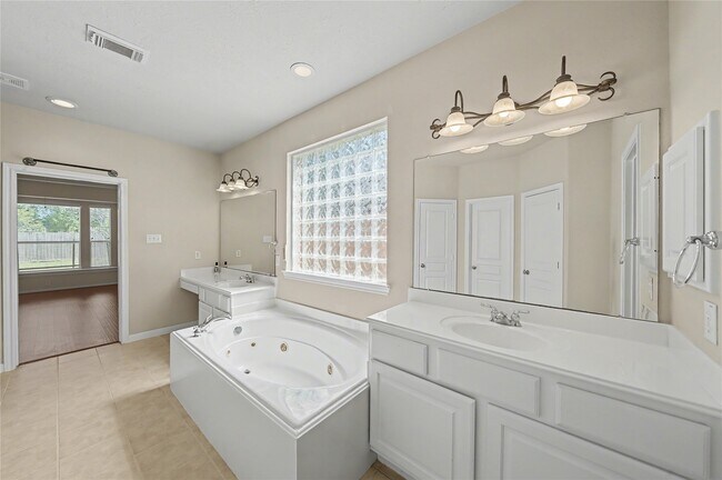 Building Photo - 17422 Memorial Blossom Dr
