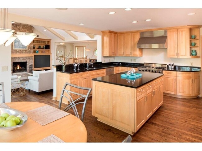 Building Photo - 1215 Oakview Rd