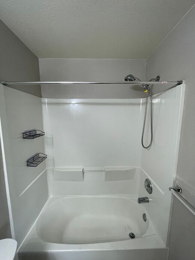 Building Photo - Beautiful 3B/2.5B Home in Ridge Crest Neighborhood - Ready for Move-in