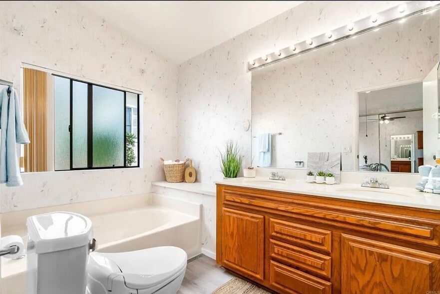 Master bath - 2010 W San Marcos Blvd