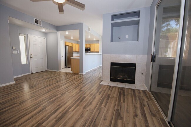 Building Photo - First Floor Condo in Green Valley!