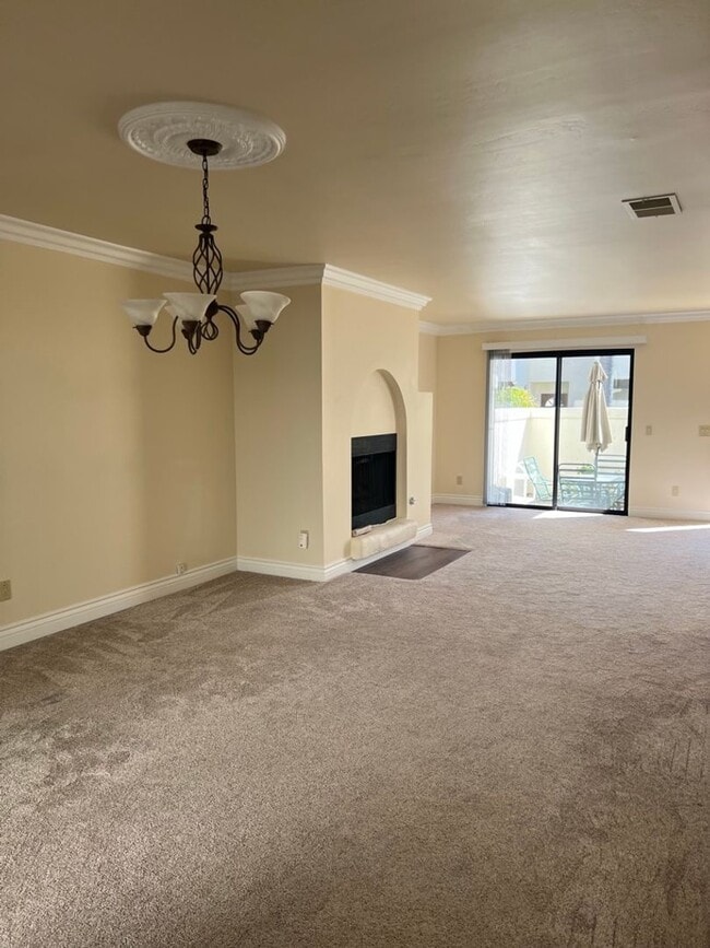 Building Photo - Meticulously maintained condo - 2 main bed...