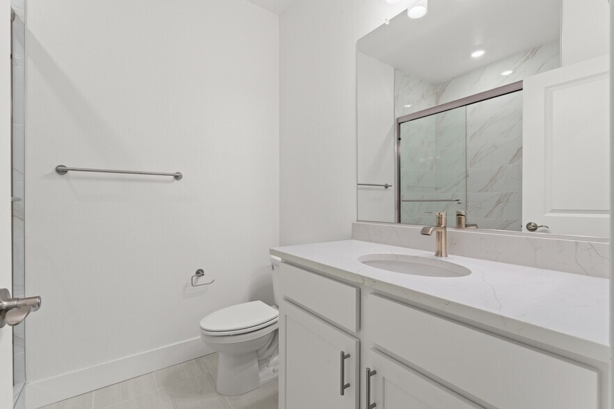 Building Photo - 1375 California Cir