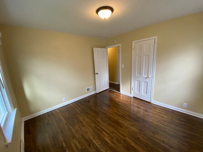 Building Photo - 2 Bedroom House- Beautiful Kitchen!!