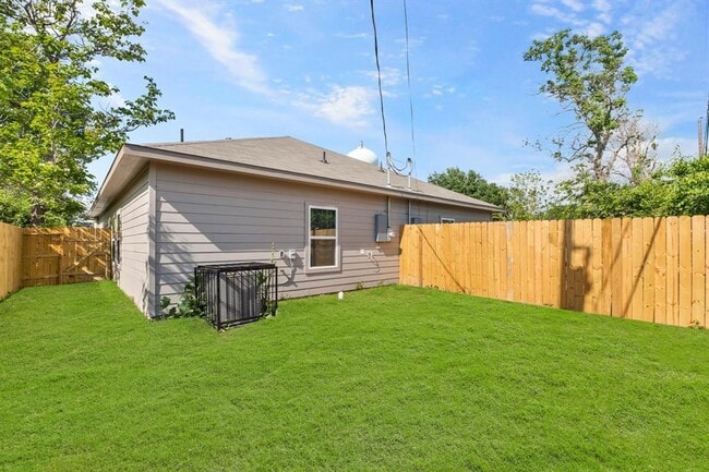 Building Photo - 3915 Brookmeade Dr