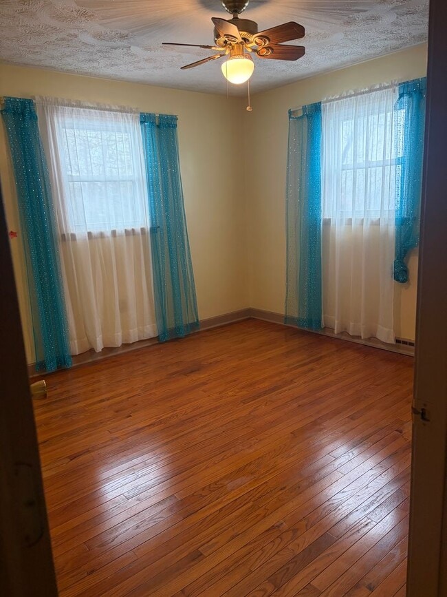 Building Photo - Charming Reading 3/4 BR Home For Rent with lots of Character