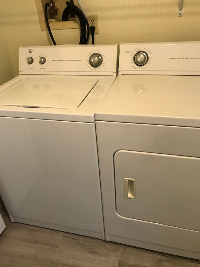 Building Photo - 1111 Cambridge Ct