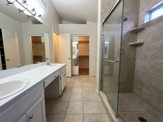Building Photo - 2 BEDROOM PLUS DEN NEAR ARROWHEAD SHOPS