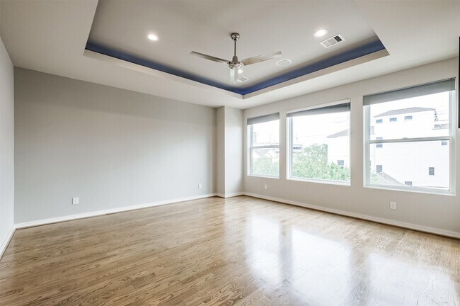 Building Photo - 711 W Clay St