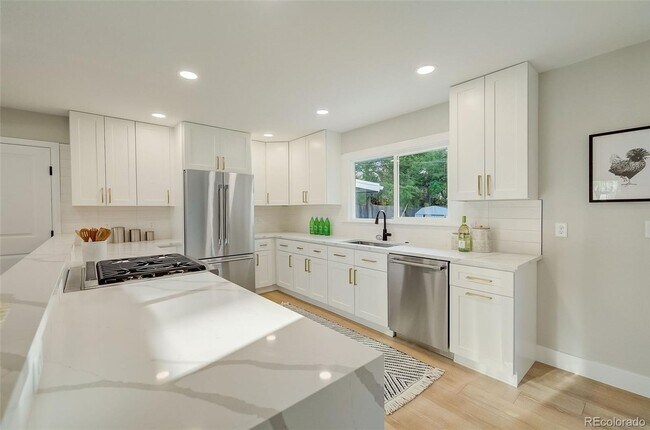 Building Photo - 5 Bedroom 3 Bathroom in Denver's Southmoor...