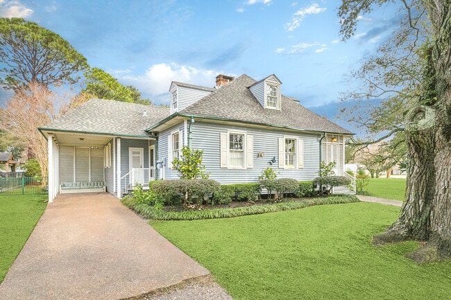 Building Photo - 523 Turquoise St