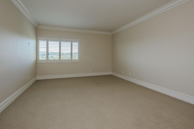 Building Photo - Gorgeous 2 Bed / 2 Bath Top Floor Condo wi...