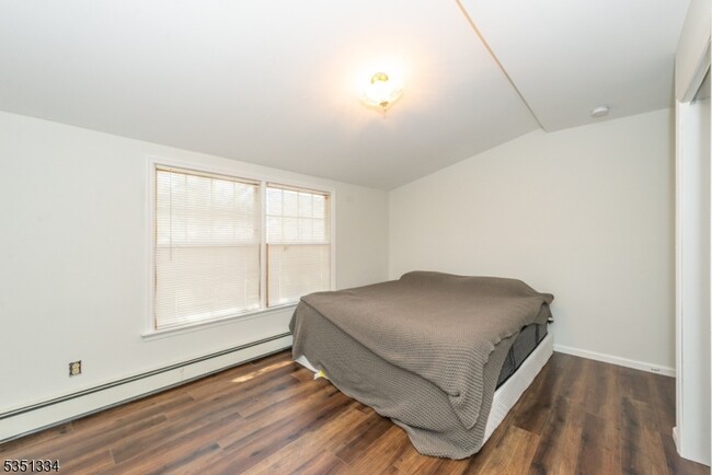 Building Photo - 53 Laurel Dr