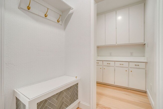 Building Photo - Easy Townhouse Living