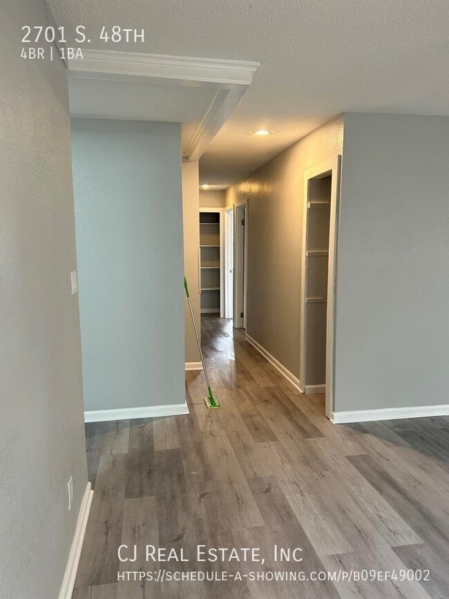 Building Photo - 2701 S 48 St