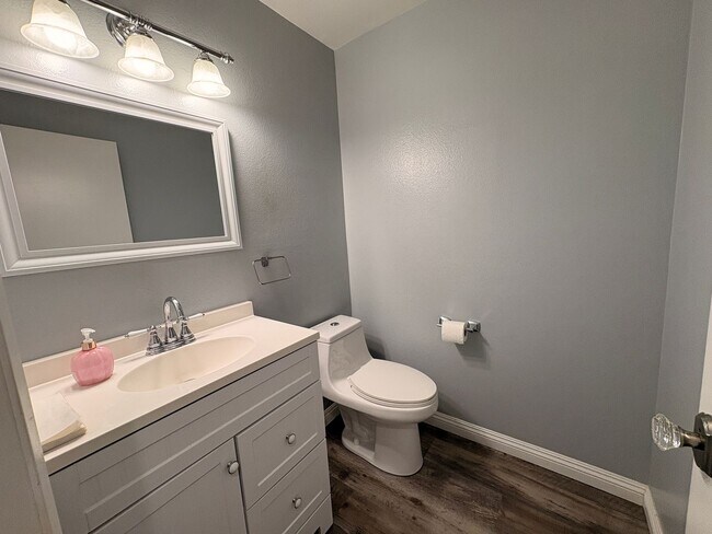 Building Photo - 3 Bed, 2.5 Bath in Ontario!