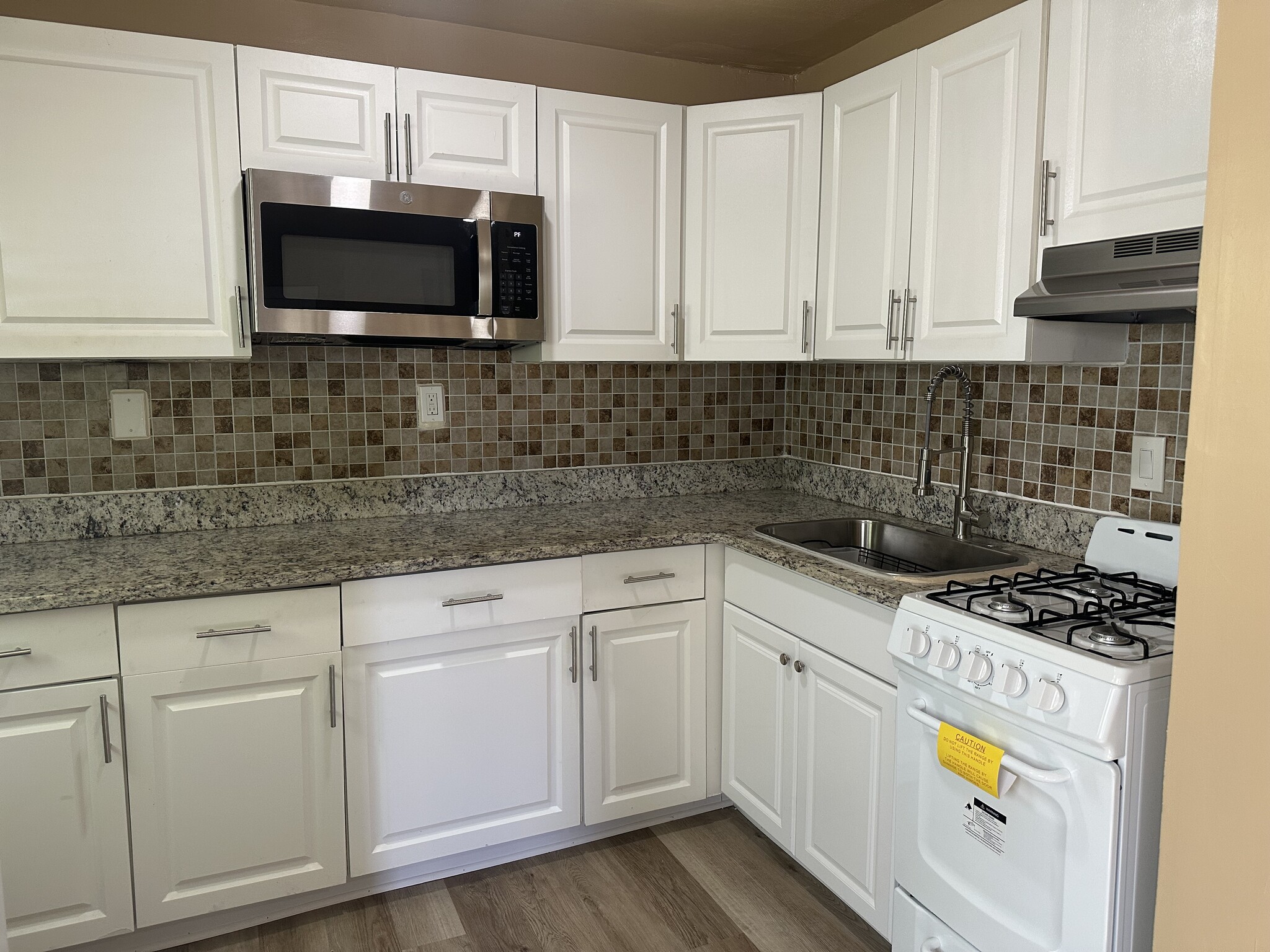 Building Photo - 124 S Oleander Ave