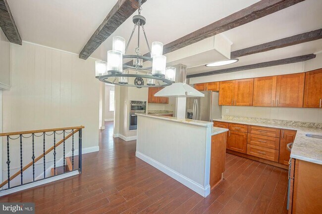 Building Photo - 701 Crestbrook Ave