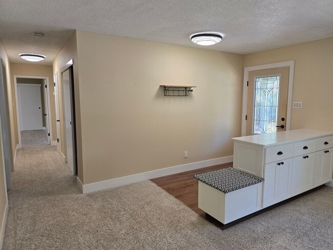 Building Photo - Beautiful Single Story Home