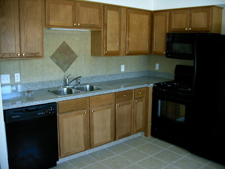 Microwave, stove/oven and refrigerator - 1319 Argo Ln