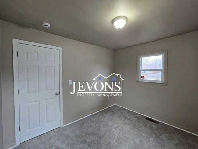 Building Photo - Charming home with a fully equipped kitche...