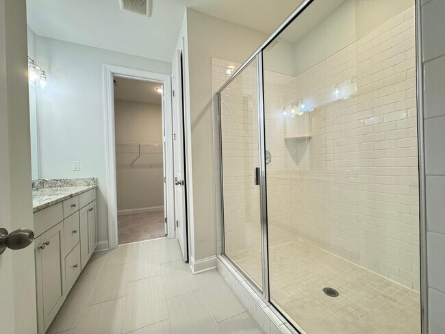 Building Photo - 3 Bedroom End unit Townhome - Master Down