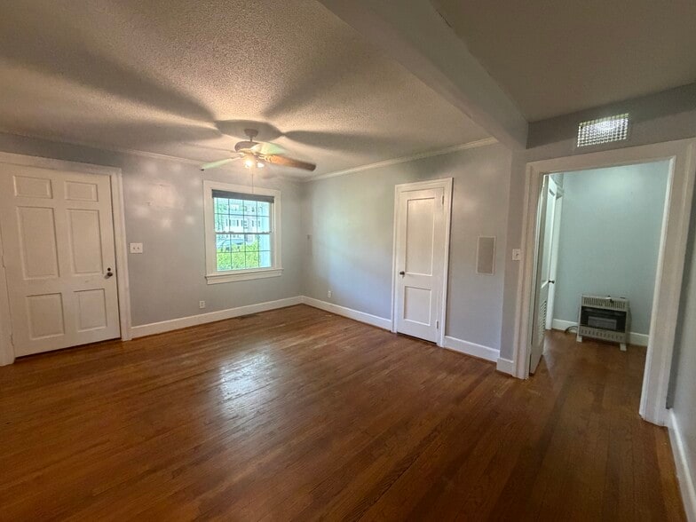 Building Photo - 905 Rountree Ave