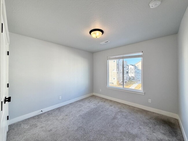 Building Photo - 347 W 410 N St