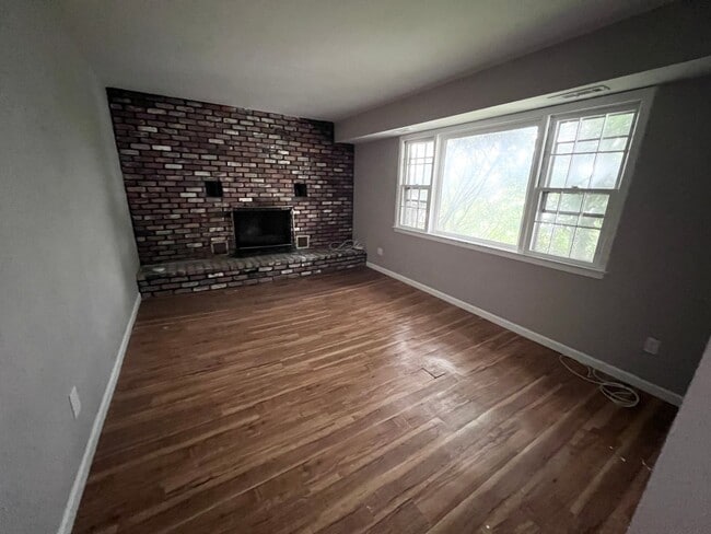 Building Photo - Charming 3 Bed with 2 Baths