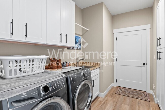 Building Photo - * Coming Soon 08/15/2025*Furnished Executi...