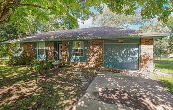 Building Photo - Cozy 3 Bed with a GORGEOUS patio and backyard