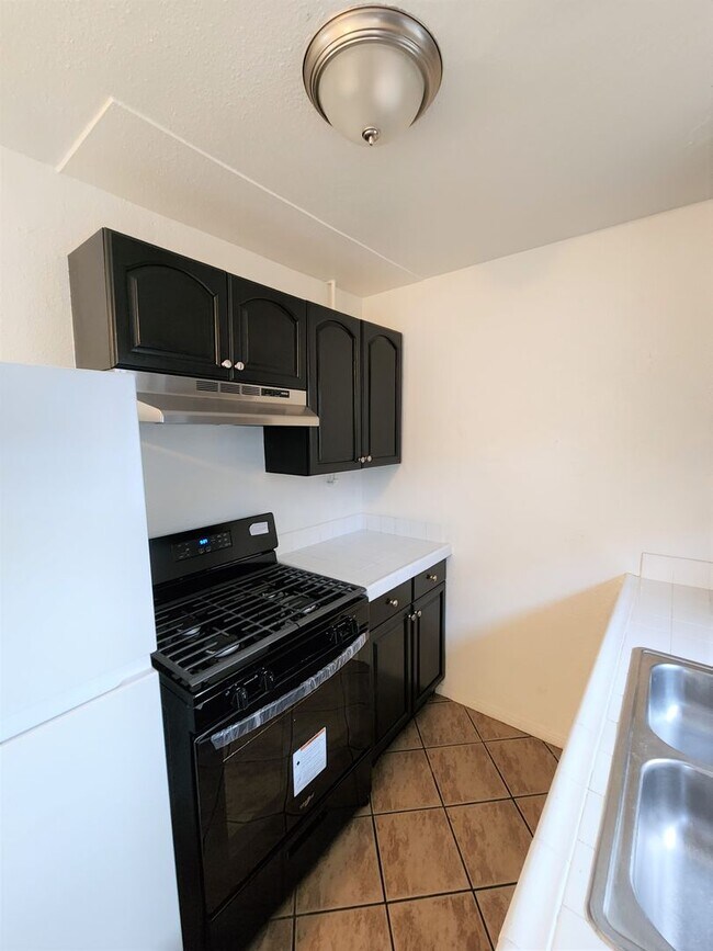 Building Photo - LARGE 1 BEDROOM WITH PRIVATE PATIO