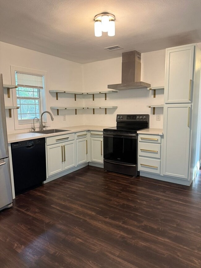 Building Photo - Renovated 2/1 Home walkable to Downtown De...