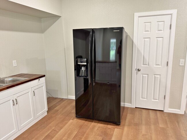 Building Photo - Fully Remodeled 3 Bed 2 Bath In Floral Hei...