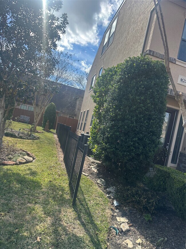 Building Photo - 11627 Royal Oaks Trce