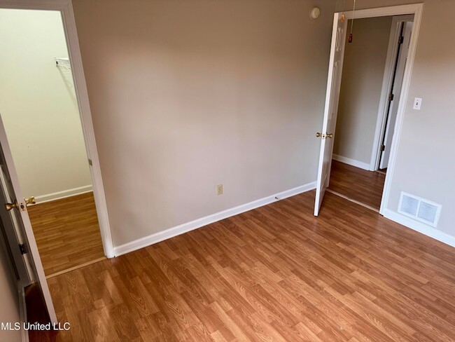 Building Photo - 8289 Clubview Dr