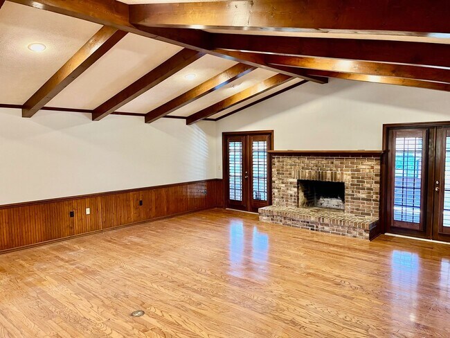 Building Photo - AVAILABLE 07/01!  HUGE 3300sqft  4BR/3.5BA...