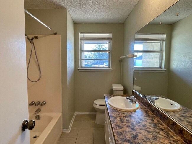 Building Photo - Updated 3 bed 1.5 bath