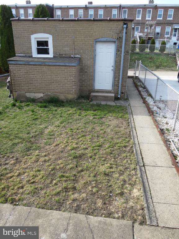 Building Photo - 240 Pensdale St