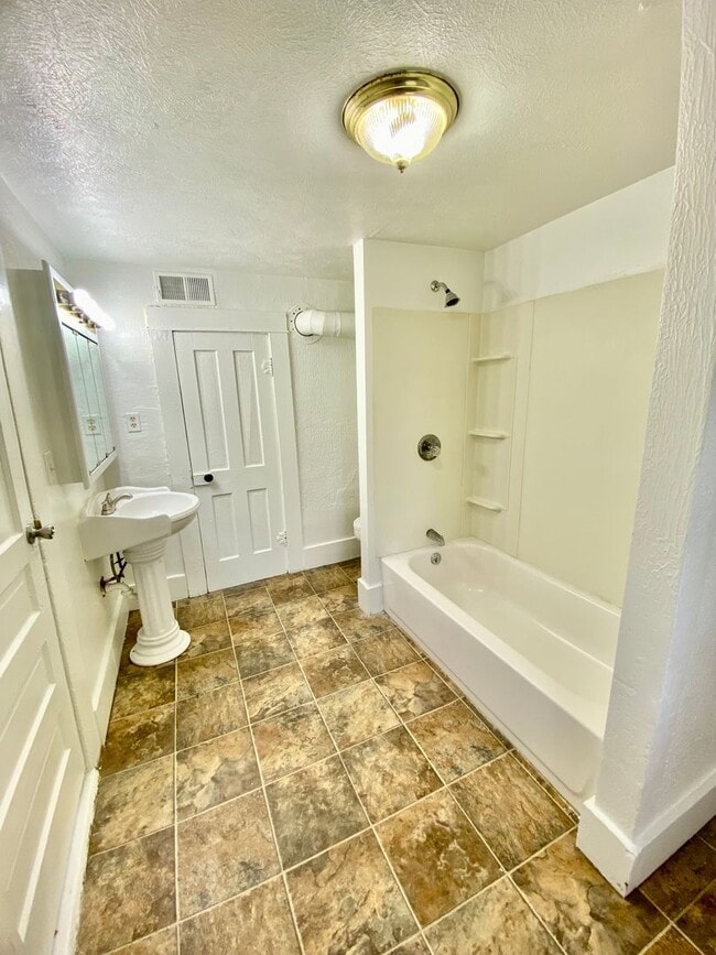 Building Photo - Four bed/1 Bath House Close to Down Town D...