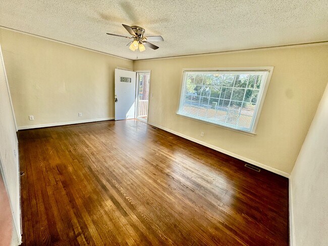 Building Photo - 1005 Kalmia St